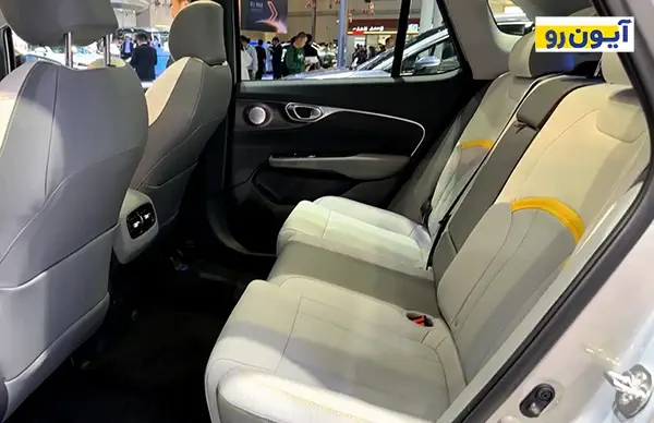فضای راحت جلوی پای سرنشینان عقب خودروی آیون